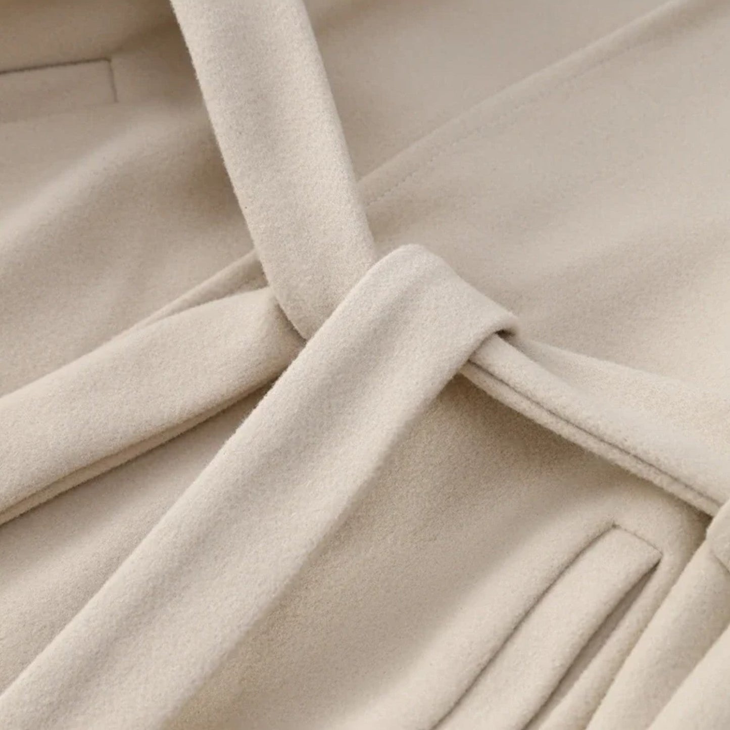 Lara | Chique midi jas met ceintuur en V-hals