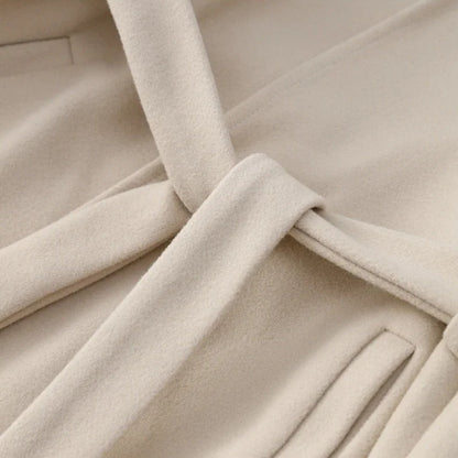 Lara | Chique midi jas met ceintuur en V-hals